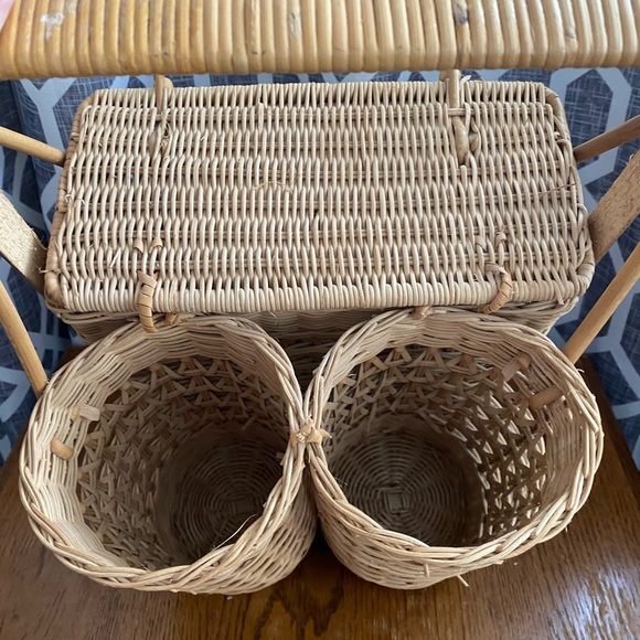 Wicker Picnic Basket - with wine holders - Picture 4 of 8